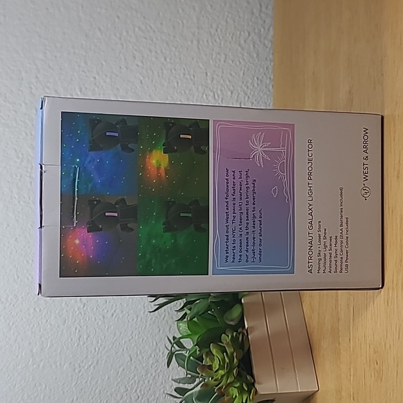 West & Arrow Astronaut Projector with dancing lights to music - Picture 3 of 8